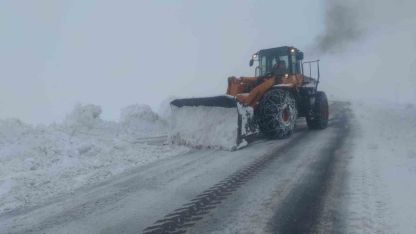 Van - Bahçesaray yolunda kar temizleme çalışması devam ediyor