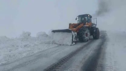 Van - Bahçesaray yolunda kar temizleme çalışması devam ediyor