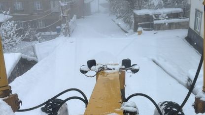 Hakkari’de karla mücadele ekibi gece kar mesaisinde