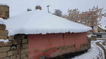 Başkale’de kar etkili oldu