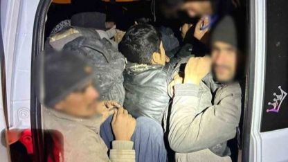 Polis Iğdır’da bir araçta 12 düzensiz göçmen ve 2 organizatör yakaladı