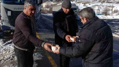 Posof Belediyesi’nden yolda kalan tır şoförlerine sıcak çorba