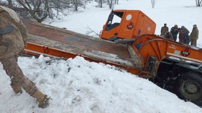 Hakkari’de iş makinesi devrildi: 2 yaralı