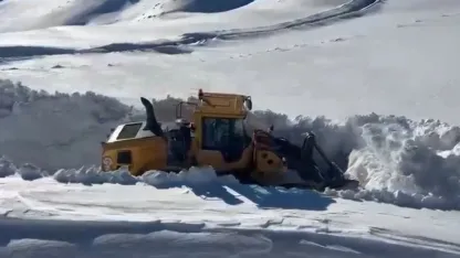 Hakkari Yüksekova’da 3 metrelik karla zorlu mücadele