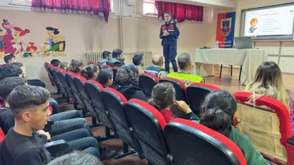 Jandarma Muş’ta öğrencilere kişisel güvenlik ve güvenli internet eğitimi verdi