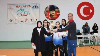 Malatya’da badminton ve futsal il şampiyonları kupalarını aldı