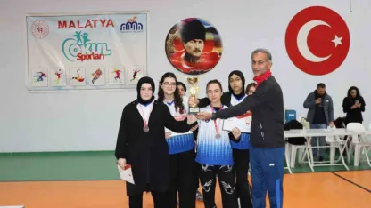 Malatya’da badminton ve futsal il şampiyonları kupalarını aldı