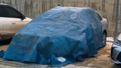 Hakkari Yüksekova’da dondurucu soğuklar: Vatandaşlar araçlarını battaniye ve brandalarla koruyor