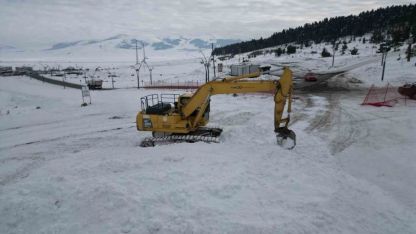 Kars Sarıkamış’ta asker heykellerin yapımı için kar taşınıyor