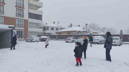Erciş’te vatandaşların kar sevinci