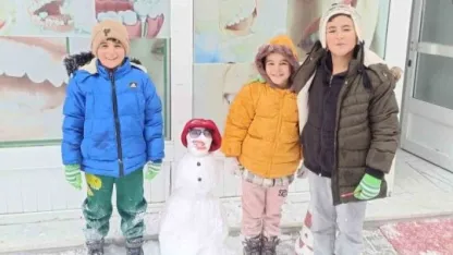 Ağrı'nın Diyadin ilçesinde çocuklar karın tadını kardan adam yaparak çıkardı