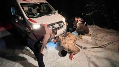 Karda mahsur kalan ambulansı, ekipler kurtardı