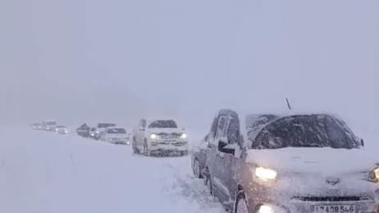 Yüksekova’da kar esareti: Tipi yolları kapattı, onlarca araç mahsur kaldı