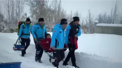 Yüksekova’da kar esaretinde zamanla yarış: 76 yaşındaki KOAH hastası için seferber oldular