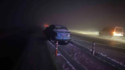 Muş’ta sis ve buzlanma kazaya neden oldu: Otomobil refüje çarptı