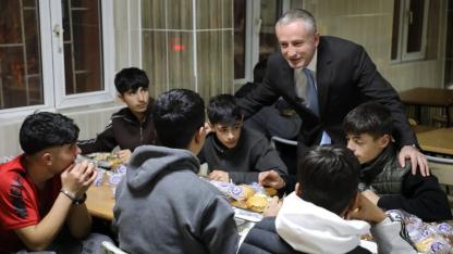 Ağrı İl Müdürü Kökrek, pansiyonda öğrencilerle aynı sofrada buluştu