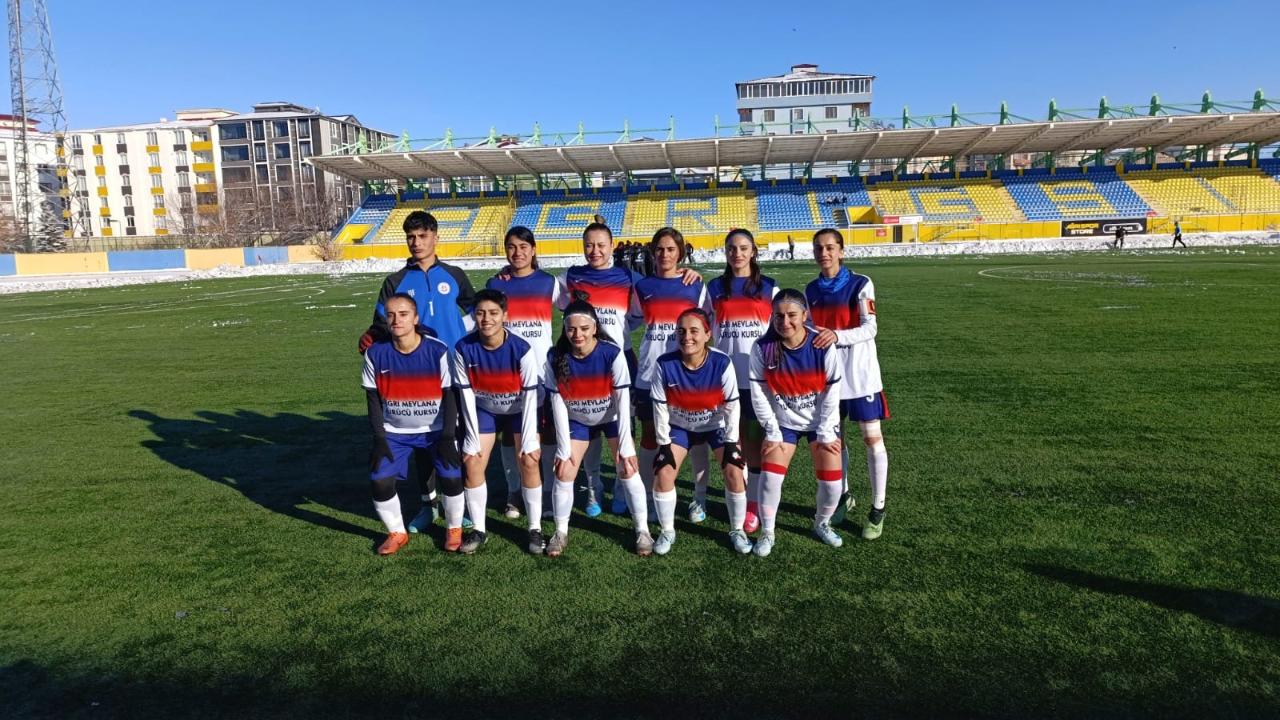 Ağrı Kadın Futbol Takımı, kar ve soğuğa rağmen sahasında kazandı