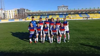 Ağrı Kadın Futbol Takımı, kar ve soğuğa rağmen sahasında kazandı