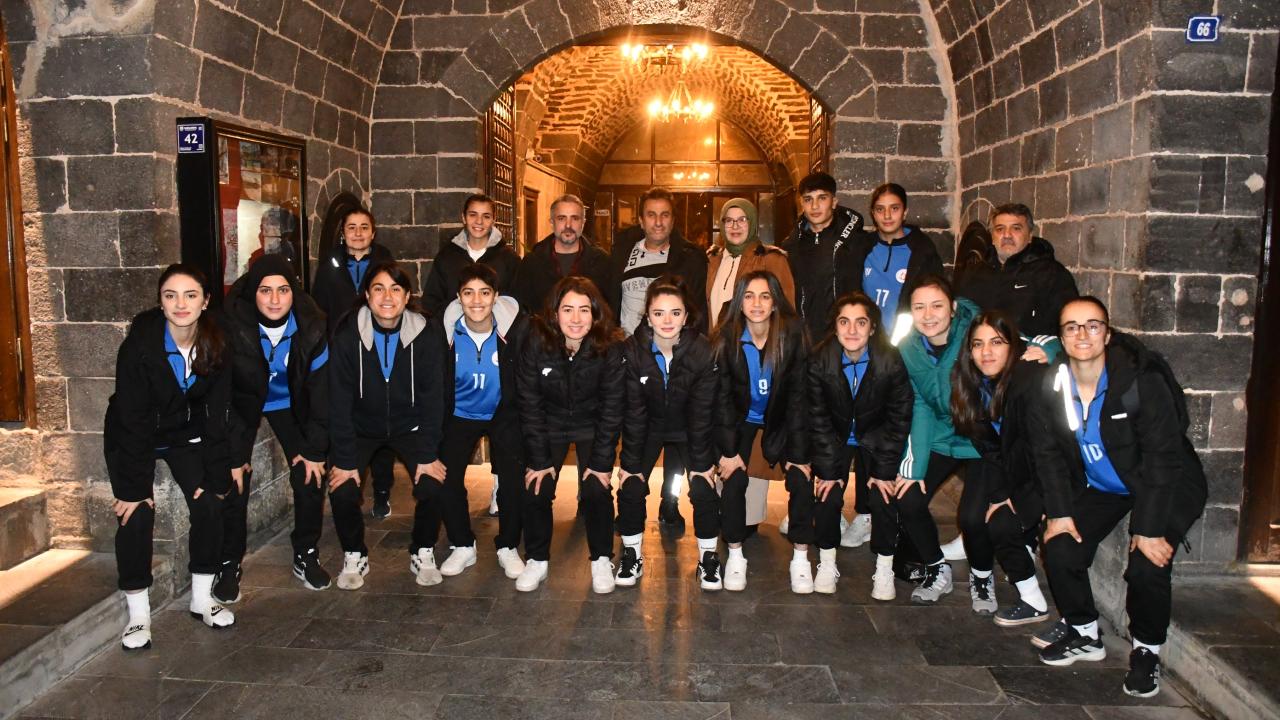 Ağrı Kadın Futbol Takımına Siverek Belediyesi’nden Destek