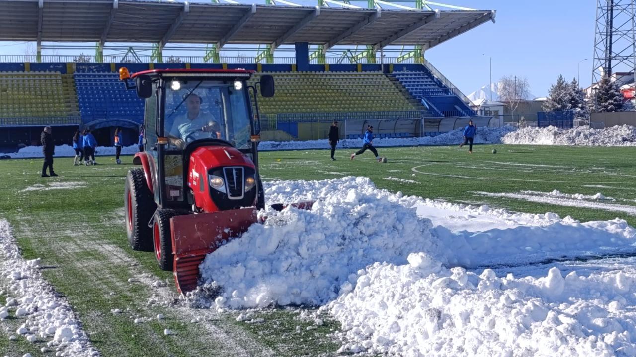Ağrı Şehir Stadyumu’nda Kar Temizleme Çalışması