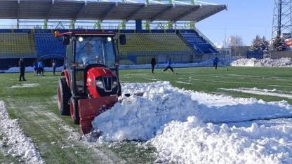Ağrı Şehir Stadyumu’nda Kar Temizleme Çalışması