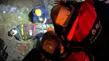 Ağrı’da 4 metrelik derede mahsur kalan kişi kurtarıldı