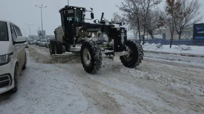 Ağrı’da Ana arterler ve hastane yollarında kar temizliği devam ediyor