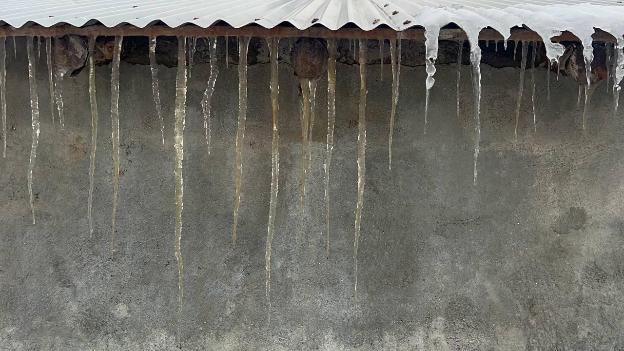 Ağrı’da Çatılarda Buz Sarkıtları Oluştu