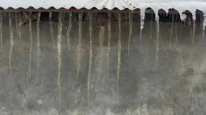 Ağrı’da Çatılarda Buz Sarkıtları Oluştu