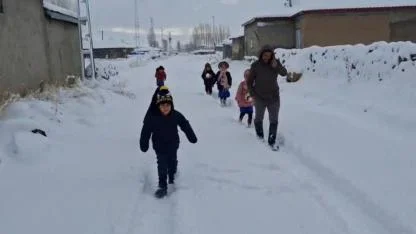 Ağrı’da çocukların kar sevinci
