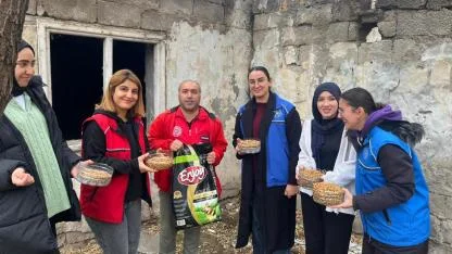 Ağrı’da gönüllüler sokak hayvanlarını unutmadı