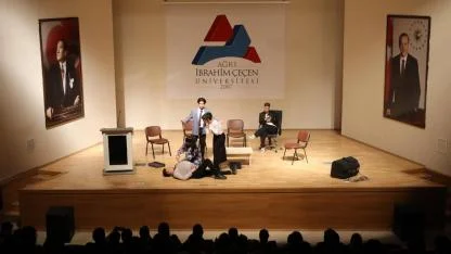 Ağrı’da Mem U Zin Tiyatro Kulübünden Çift Oyun Gösterimi