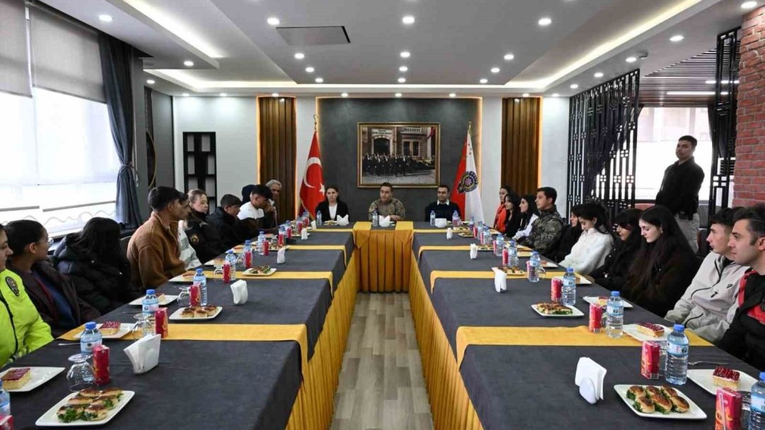 Ağrı’da öğrencilere üniversite gezisi ve emniyet söyleşisi düzenlendi