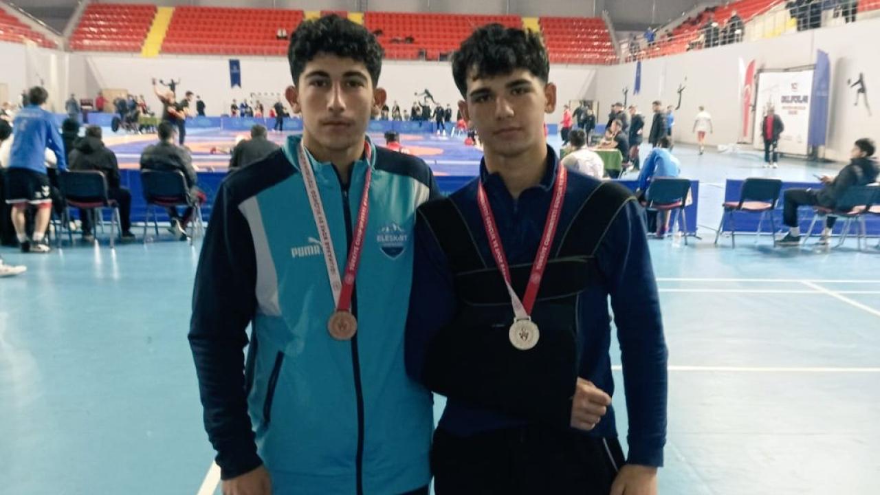 Ağrılı Güreşçiler Trabzon’dan Derecelerle Döndü