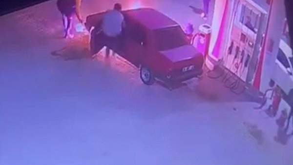 Ahlat&#039;ta akaryakıt istasyonunda araç yangını korkuttu