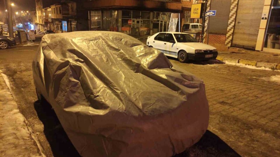 Ardahan&#039;da dondurucu soğuklara karşı araçlar battaniye ve brandayla korunuyor