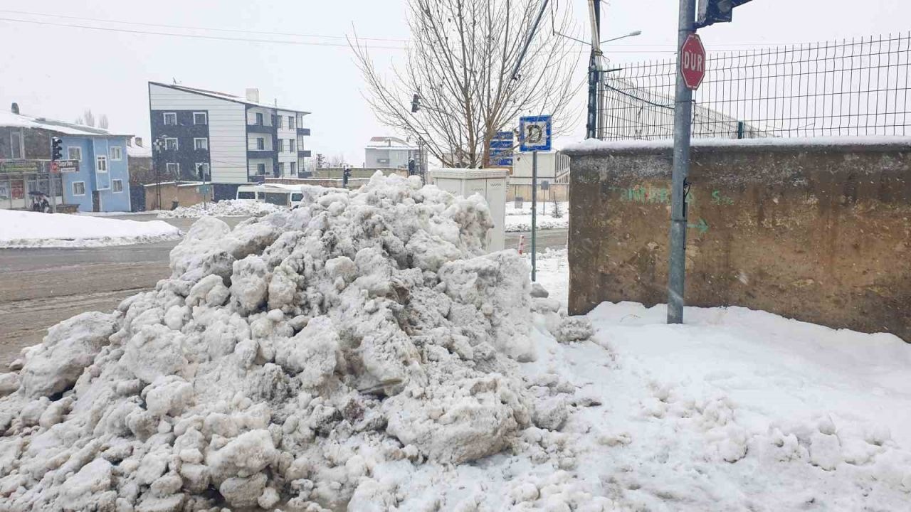 Başkale’de kar kalınlığı 20 santimetreyi geçti