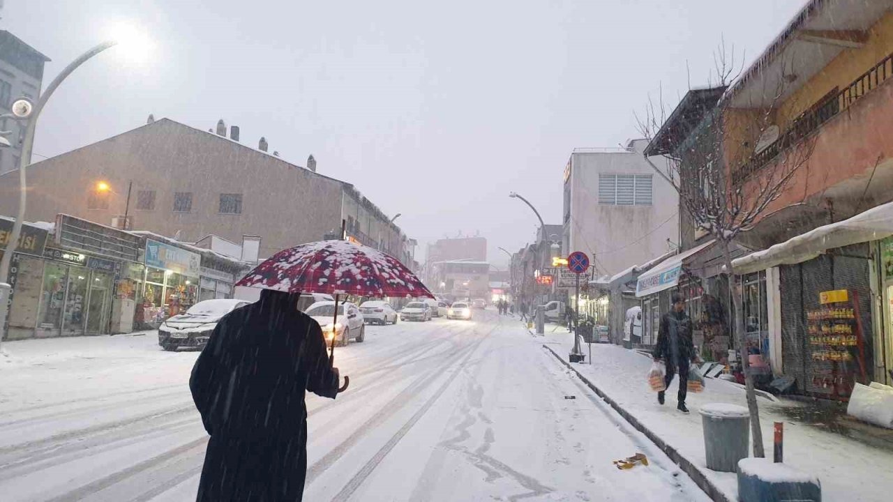 Başkale’de kar yağışı etkili oldu