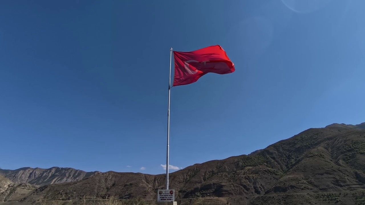 &quot;Bayrak Adam&quot;ın vatan sevdası: Her tepeye bir bayrak