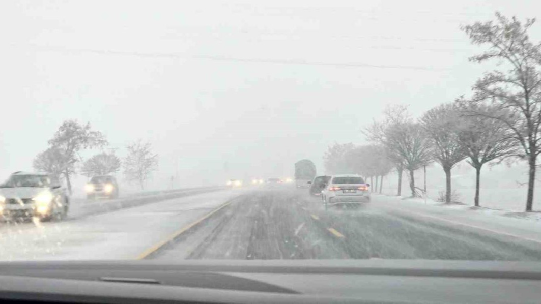 Bitlis Tatvan’da kar yağışı