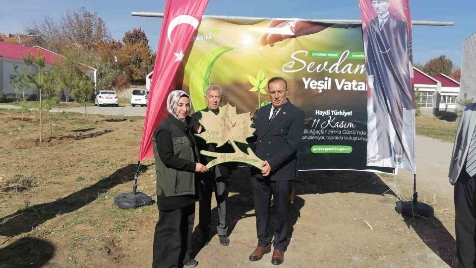 Bitlis Tatvan’da okul bahçeleri fidanlarla yeşilleniyor