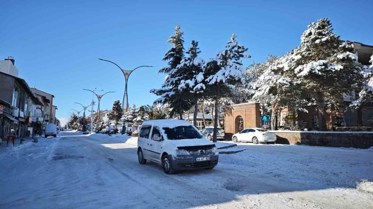 Bitlis'in Ahlat ilçesinde 20 köy yolu ulaşıma kapandı