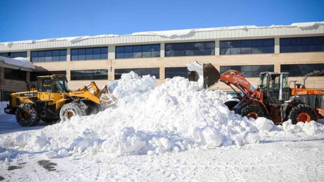 Bitlis’te biriken karlar kamyonlarla taşınıyor