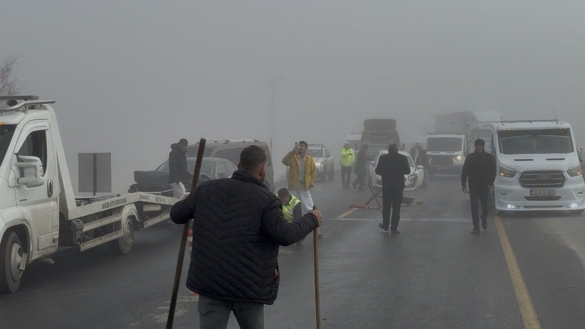 Bitlis&#039;te yoğun sis zincirleme kazaya neden oldu