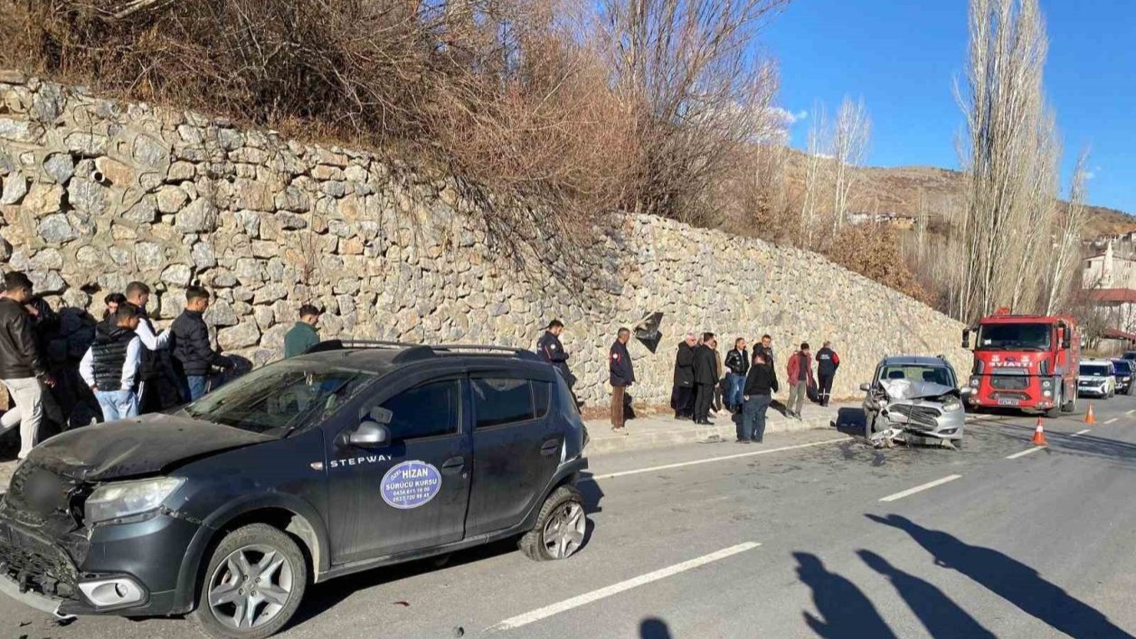 Bitlis'te zincirleme kaza: 4 yaralı