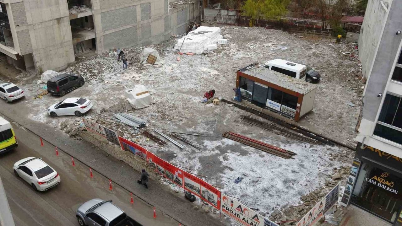 Dolu yağışı şehri beyaza bürüdü