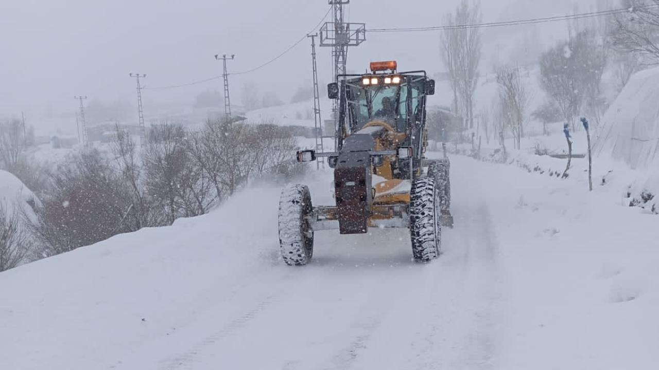 Eleşkirt’te Kar Mesaisi Başladı