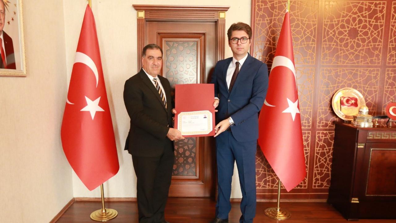 Erciş Kaymakamı Karaloğlu&#039;ndan Halk Eğitimi Merkezi Müdürüne Onur Belgesi