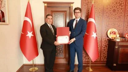 Erciş Kaymakamı Karaloğlu'ndan Halk Eğitimi Merkezi Müdürüne Onur Belgesi