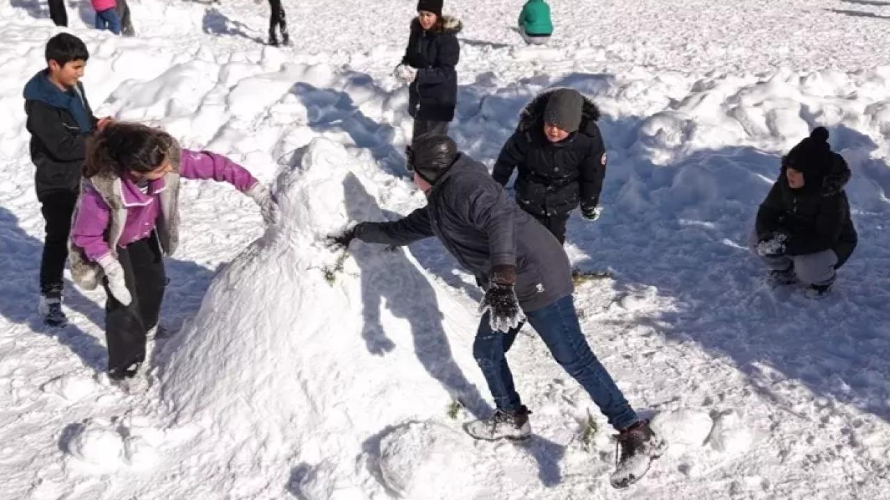 Erciş’te Kar Tatili Sevinci: Öğrenciler Kartopu Oynayıp Kardan Adam Yaptı
